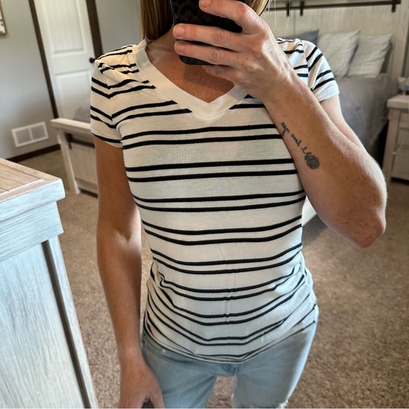 Heart & Hips Striped Short Sleeve V-Neck Basic Tee Size Large - Picture 2 of 8